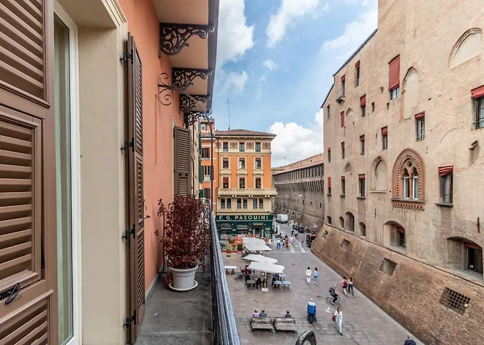 Casa Isolani, Piazza Maggiore Bologna
